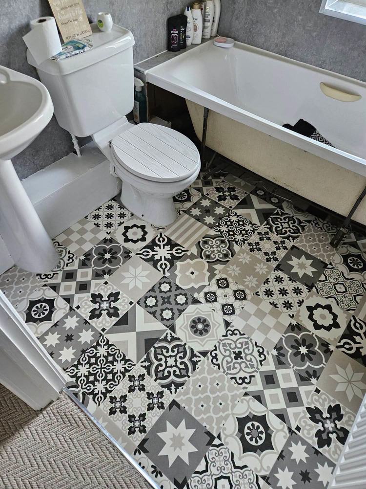 Monochrome patterned vinyl bathroom flooring, Sheffield